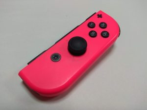 右のJoy-Conからバラします。