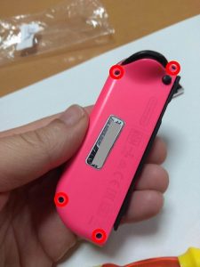 ○のネジ4ヶ所を外します。
三角の特殊ネジ。
けっこう固く締め付けてある場合あり。ネジ山を潰さないように気をつけましょう。