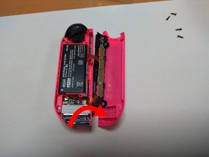 矢印の方向へ開きます。ケーブルが繋がっているので気をつけましょう。