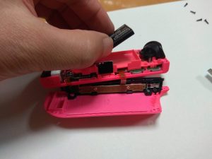 バッテリーを外します。
両面テープで貼り付いていますが、比較的かんたんに外せます。ケーブルに繋がっていますが、ケーブルは外さず作業を進めます。取り扱いには注意してください。