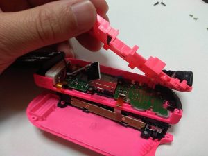 ネジが外れるとZRボタンが収まっているパーツが外せます。これもケーブルに繋がったままなので取り扱いに注意してください。