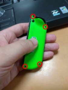 ○のネジ4ヶ所を外します。
三角の特殊ネジ。
けっこう固く締め付けてある場合あり。ネジ山を潰さないように気をつけましょう。