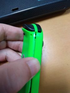 ネジが外せたらこっち側から開いていきます。